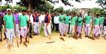 Players preparing for Santhal Kati